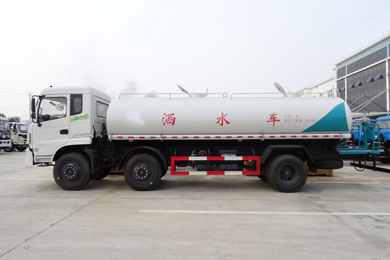 東風(fēng)小三軸16方灑水車