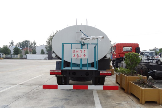 東風(fēng)小三軸16方灑水車