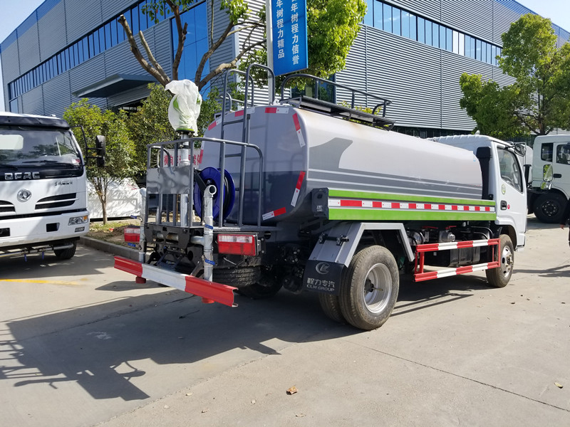 東風標準化5噸灑水車