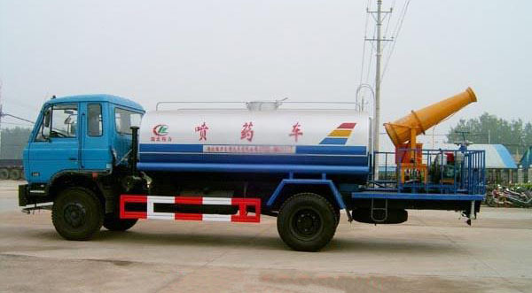 東風(fēng)平頭145噴藥車(chē)（炮筒式）